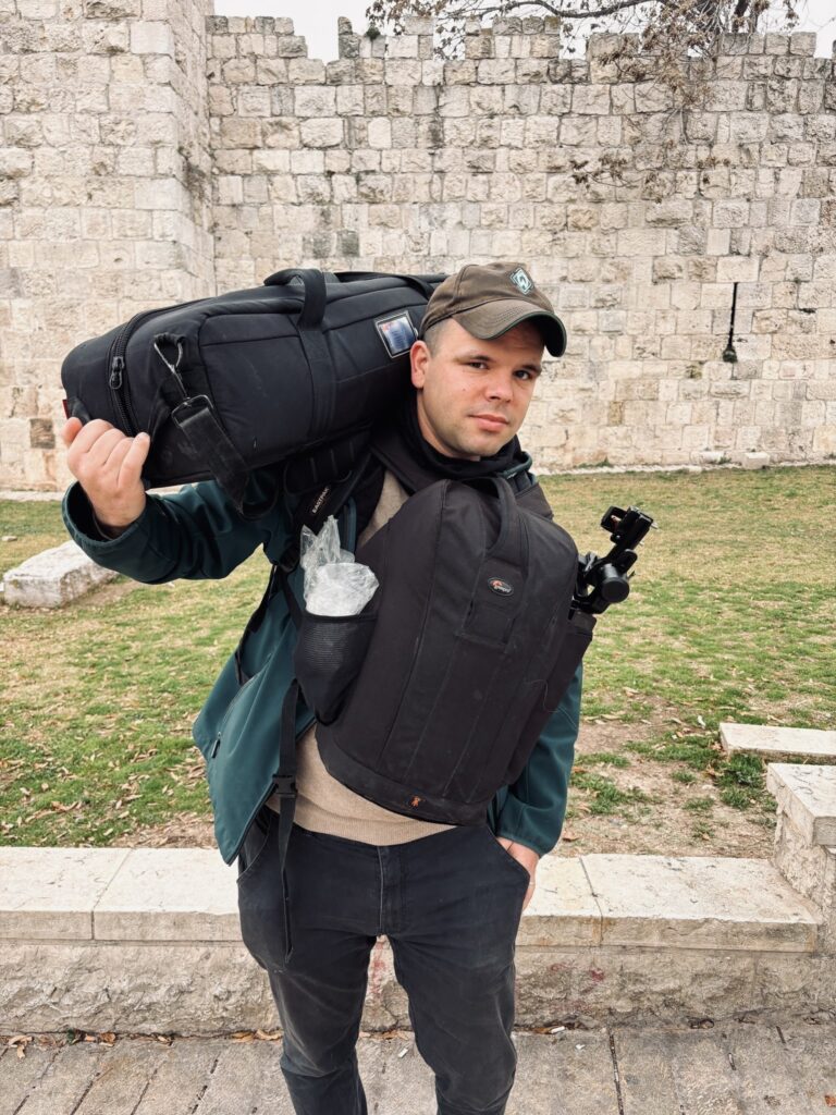 Jeder hat sein eigenes Kreuz zu tragen: Hier schleppe ich unser Film-Equipment auf der Via Dolorosa in Jerusalem zum Golgotha hin.